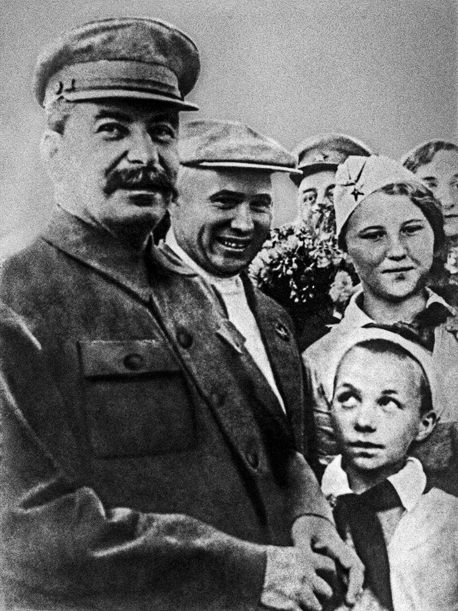Joseph Stalin, Nikita Khrushchev dan sekelompok tokoh perintis negara.
