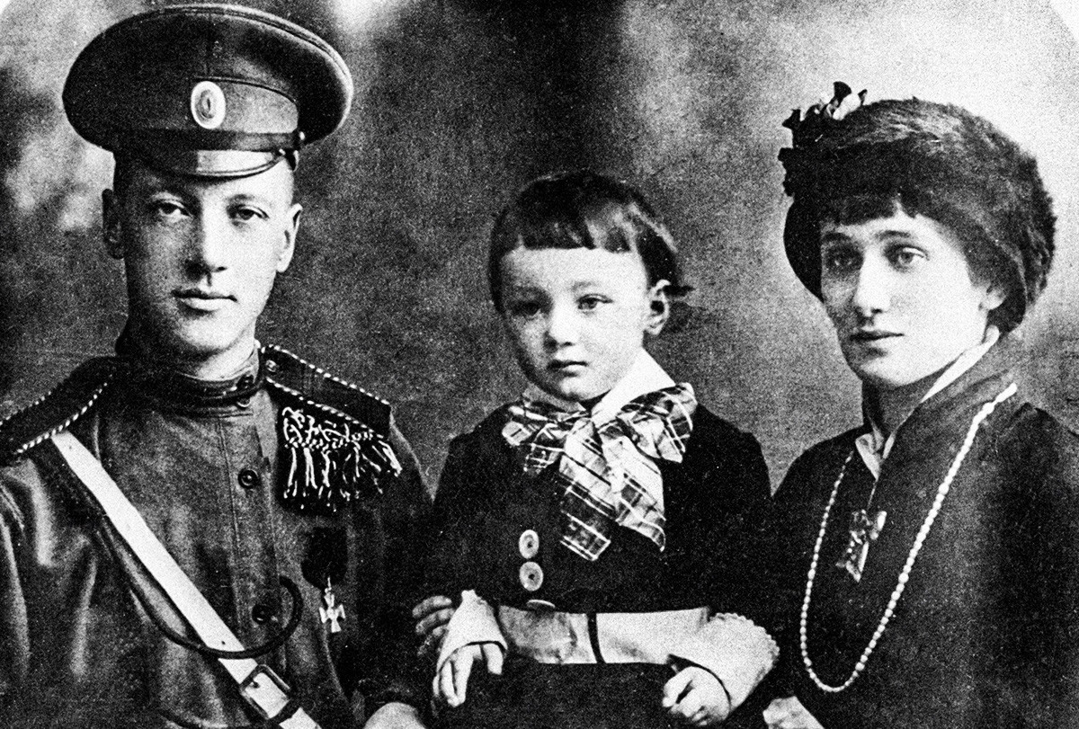 Nikolay Gomilyov, Anna Akhmatova dan putra mereka, Lev Gumilyov.