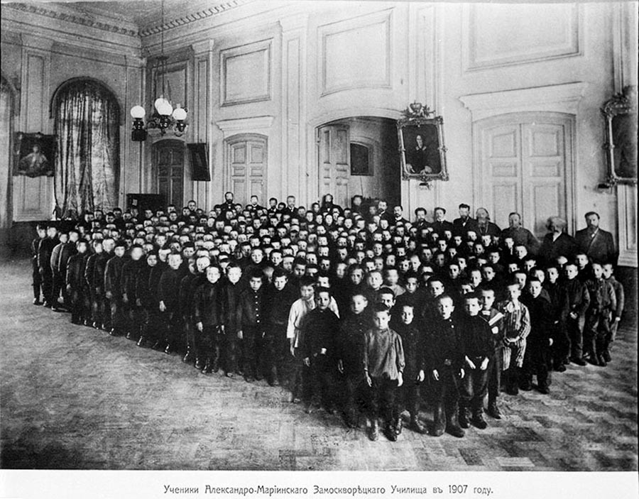 Ученици и педагози от Александро-Мариинското Замоскворецко училище в актовата зала, 1907 г.