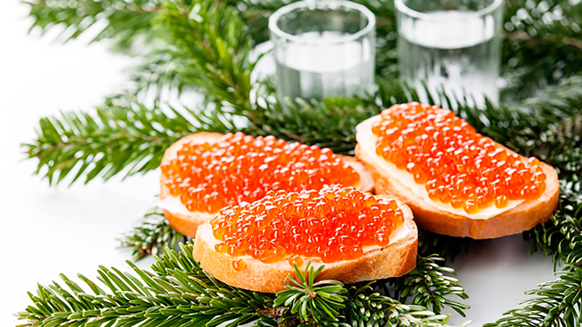 Бутерброды с красной икрой - неизменная закуска на новогоднем столе в России.