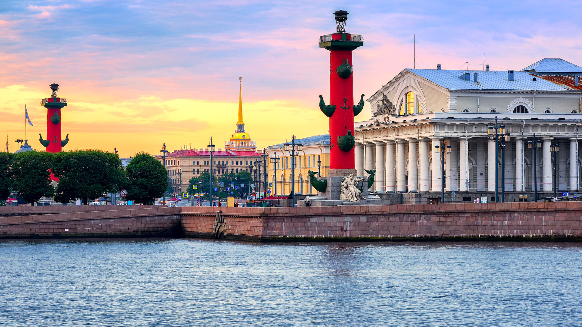 Stara Burza u Sankt-Peterburgu, Rostralni stupovi i Zlatni šiljak zgrade Admiraliteta na Nevi pri zalasku sunca, Rusija. 