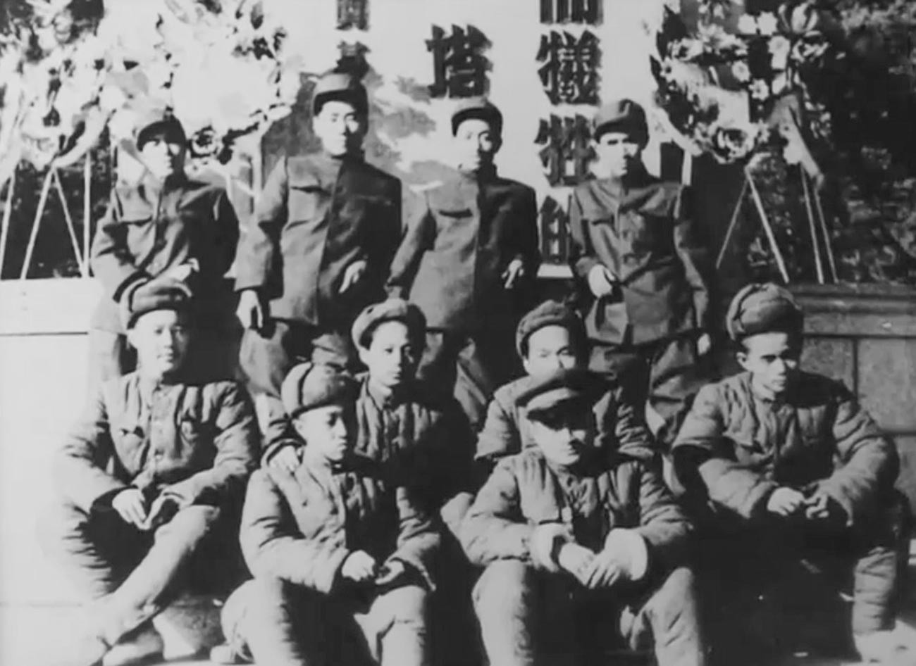 Мао Анјинг (други лево у задњем реду) са ратним друговима.