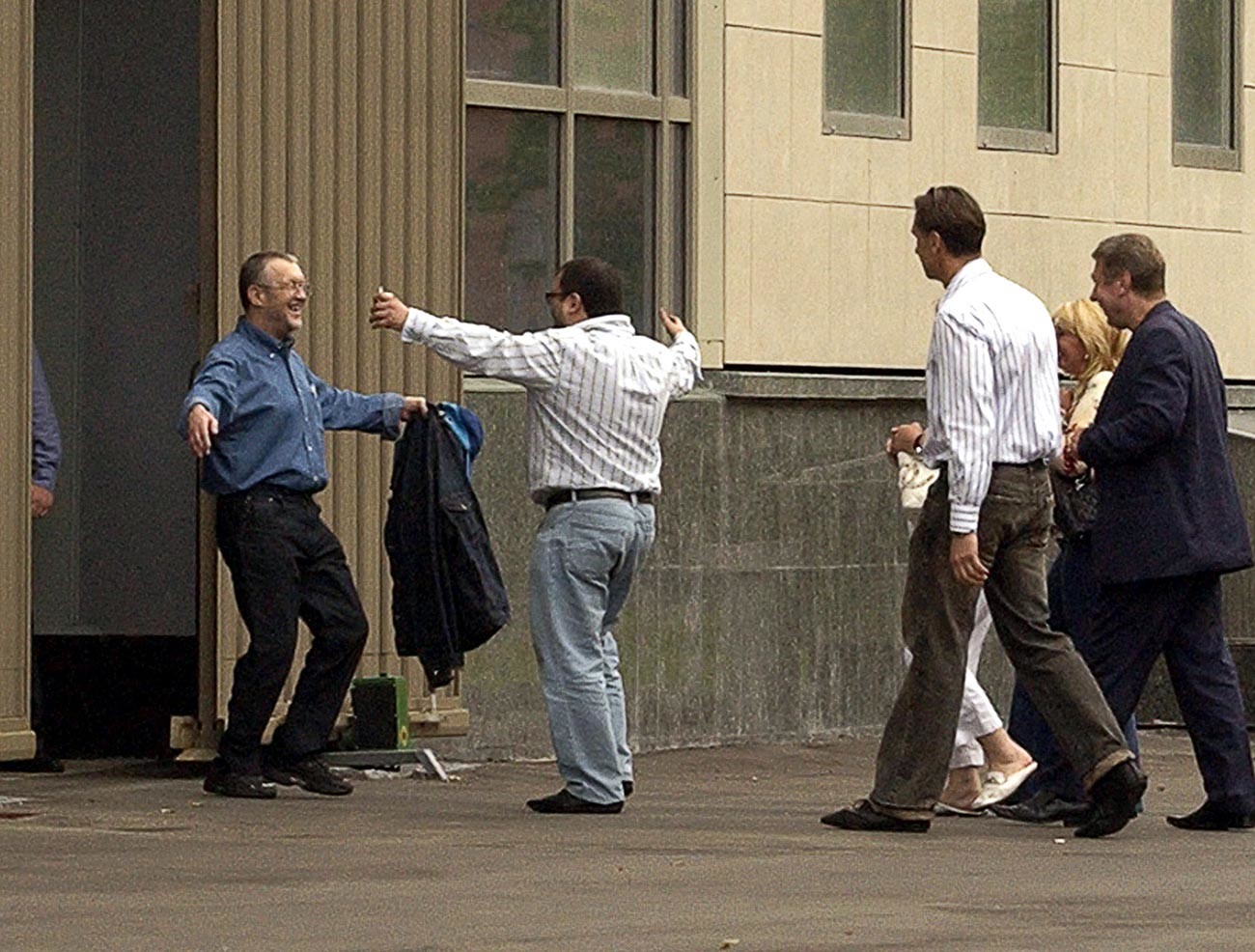 Un mafieux réputé est accueilli par des proches à sa sortie d'un tribunal à Moscou