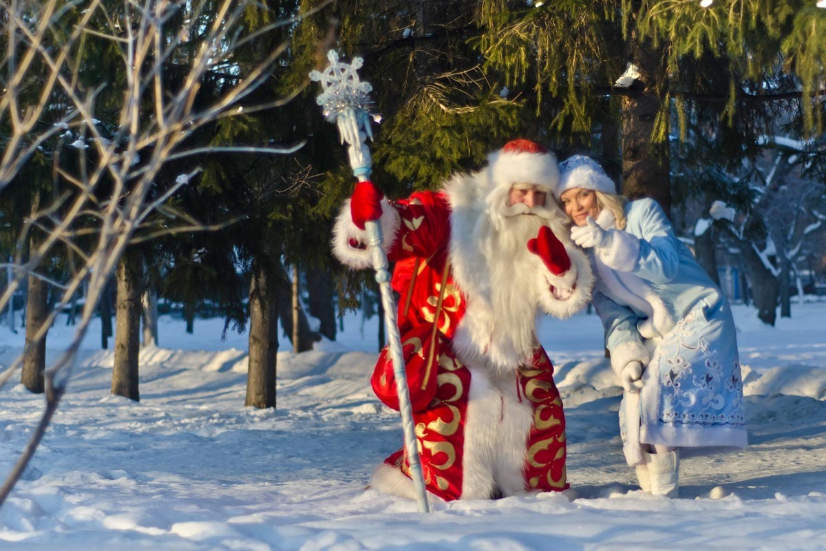 Dedek Mraz in njegova vnukinja Sneguročka (Snežna deklica)
