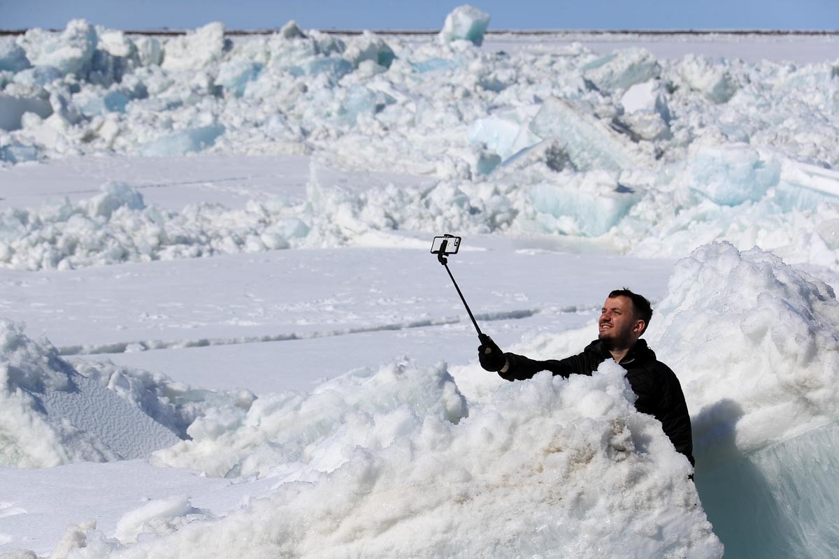 Selfie em meio ao gelo à deriva no rio Ienissei, em Dudinka