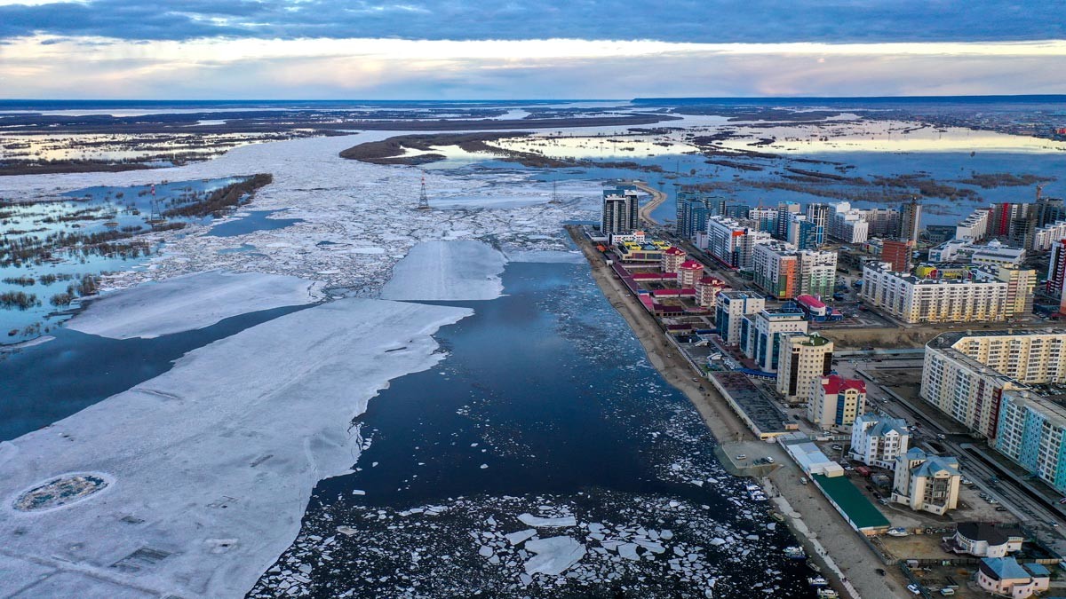 Spring ice drift on Lena River in Yakutsk, mid-May 2020.