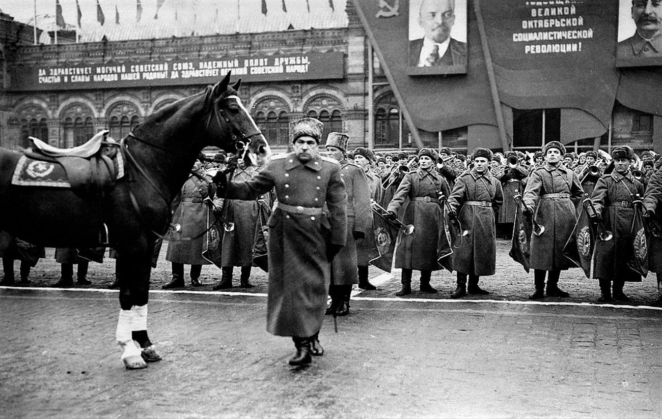 30e anniversaire de la Révolution d'octobre. Le maréchal de l'Union soviétique Leonid Govorov se prépare à recevoir le défilé des troupes de la garnison de Moscou sur la place Rouge