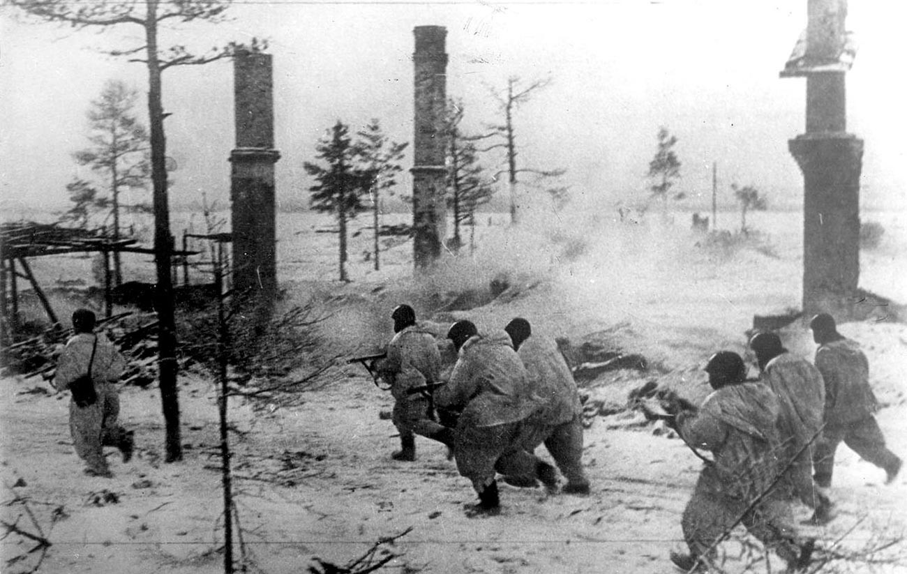 Des soldats soviétiques brisent le blocus de Leningrad