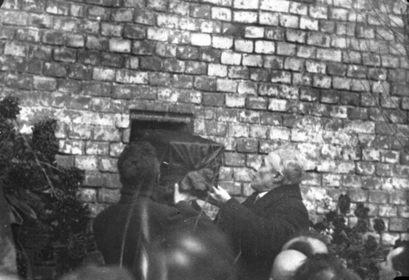 An early burial of cremated ash in the Kremlin wall, 1920s