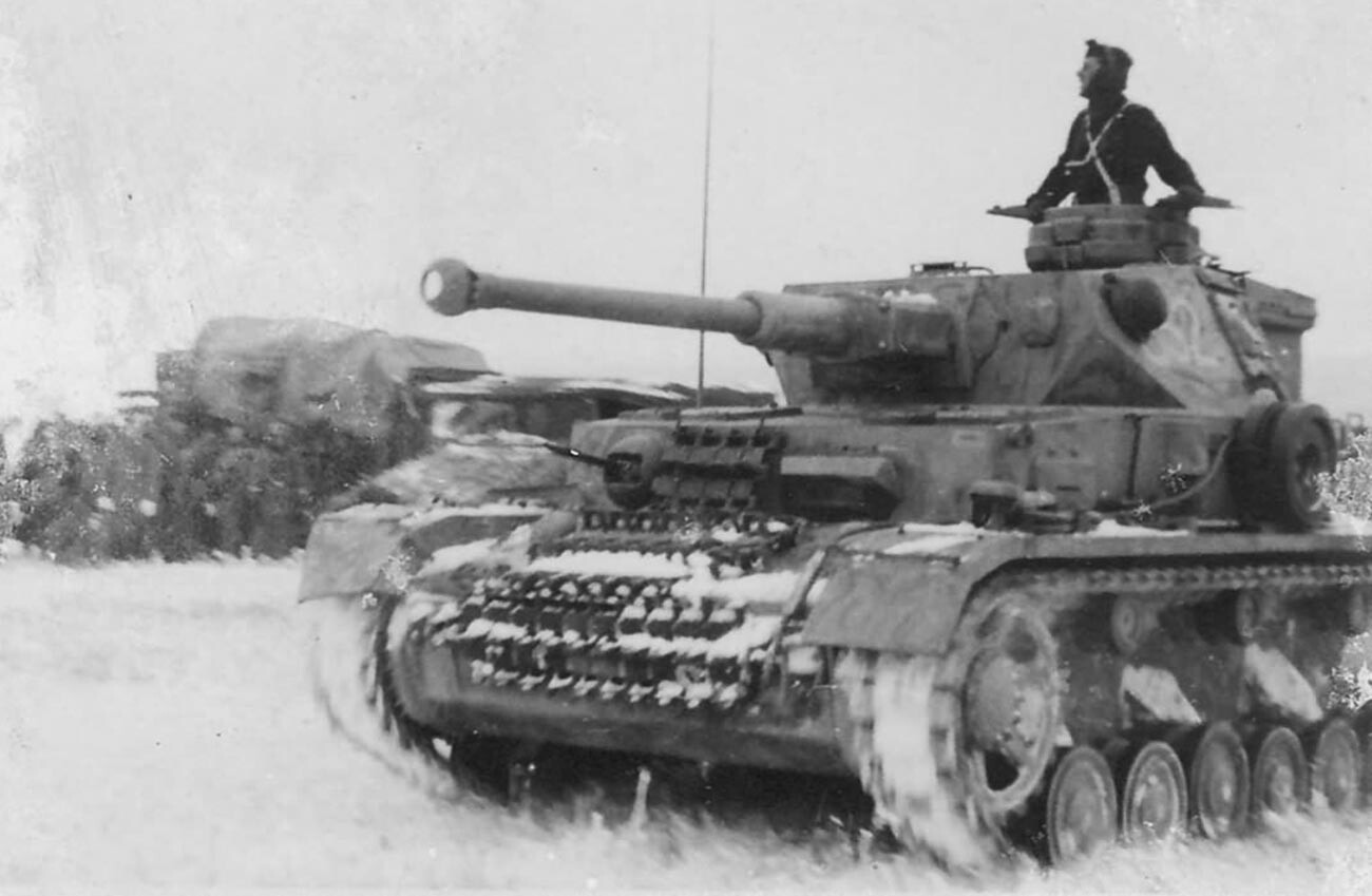 Panzer IV F mit Kanone 75 / L43 während des Winterfeldzugs 1942-43 an der Ostfront.