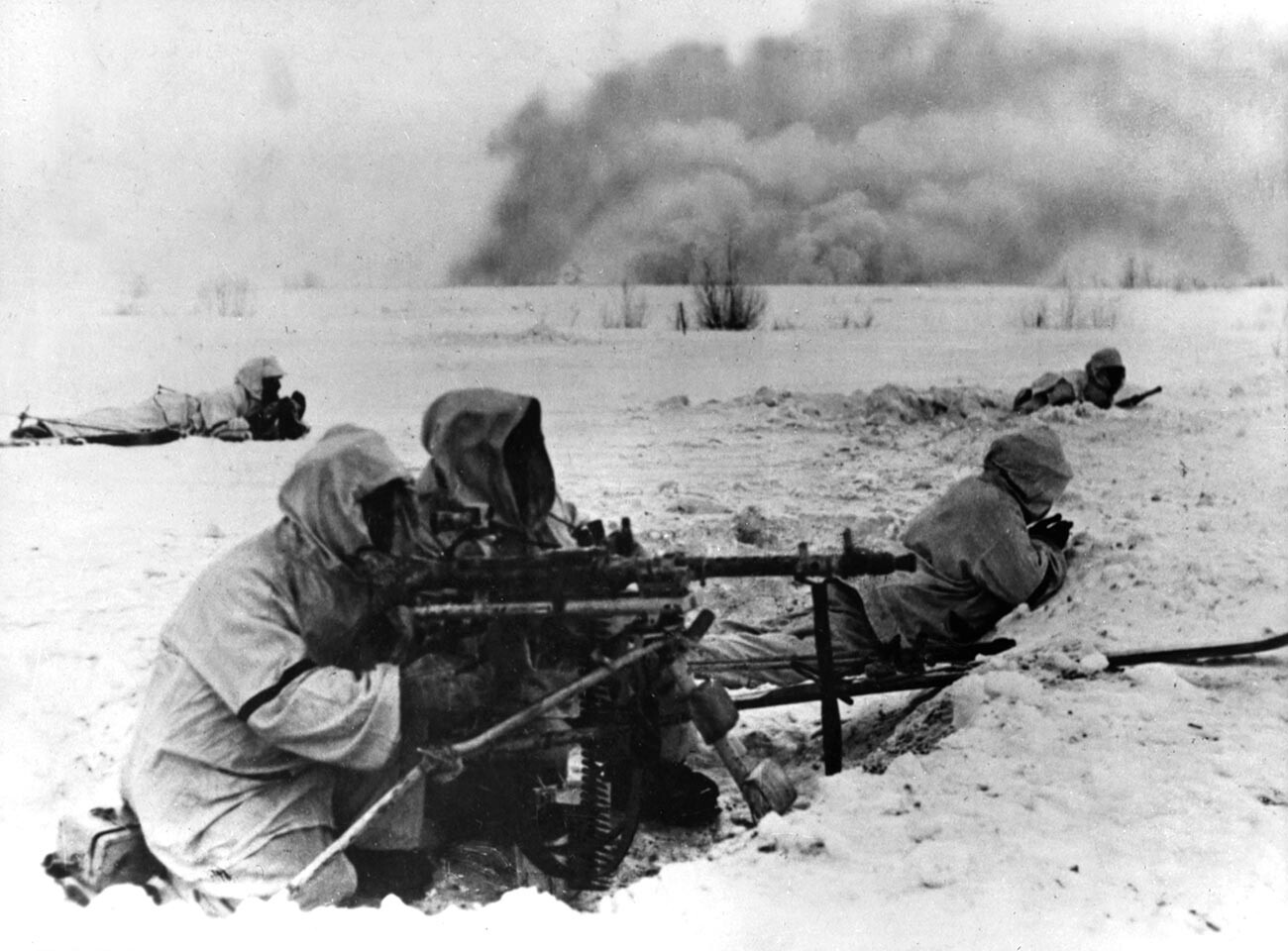 Deutsche Soldaten kämpfen während des Zweiten Weltkriegs im Dezember 1942 in Stalingrad.