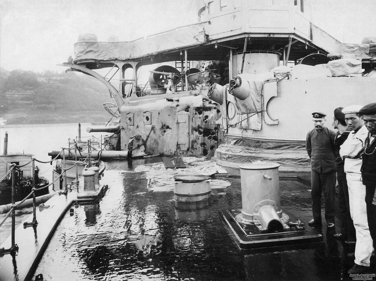Foto kerusakan kapal penjelajah lapis baja Jepang 'Nisshin', setelah salah satu senjatanya meledak selama Pertempuran Tsushima pada Mei 1905.