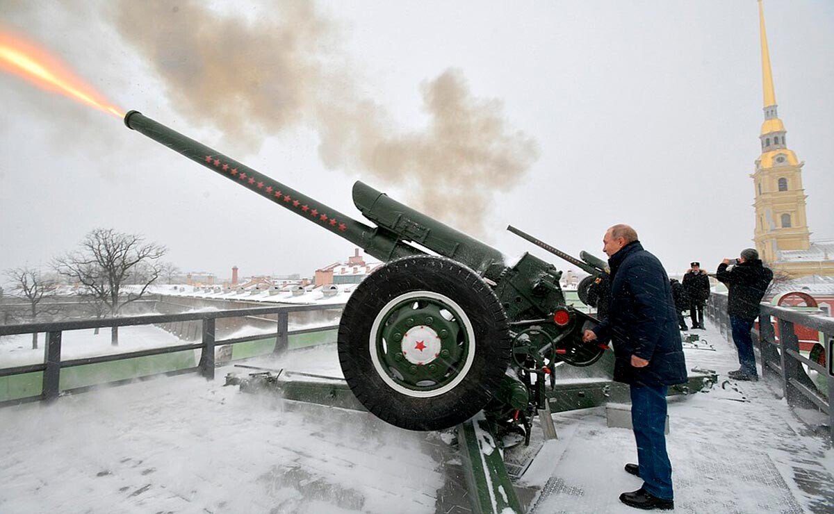 Владимир Путин изводи традиционални подневни хитац из топа на Петропавловској тврђави.