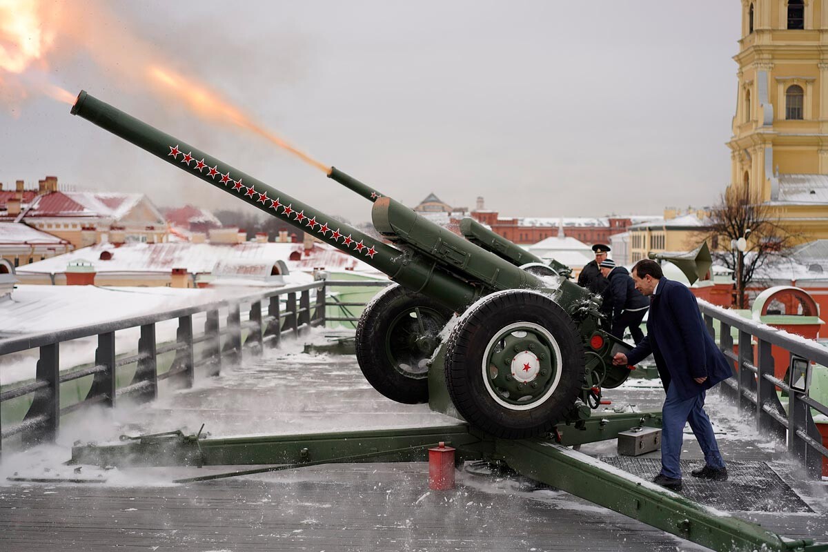 Истовремена паљба из два топа са Петропавловске тврђаве у част оснивања Санктпетербуршког универзитета, 8. фебруар 2020.
