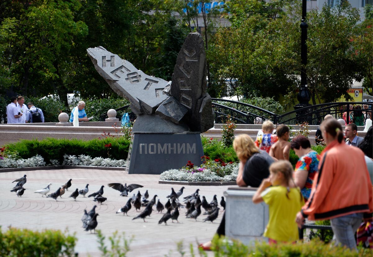 Южно-Сахалинск. Мемориал памяти жертв землетрясения в поселке Нефтегорск на привокзальной площади.