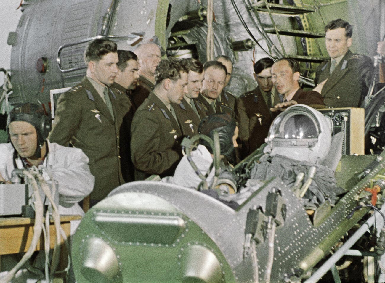 Guerman Titov (au centre à gauche) et Iouri Gagarine (au centre, deuxième à gauche) se familiarisent avec l'équipement spatial au Centre de préparation des cosmonautes