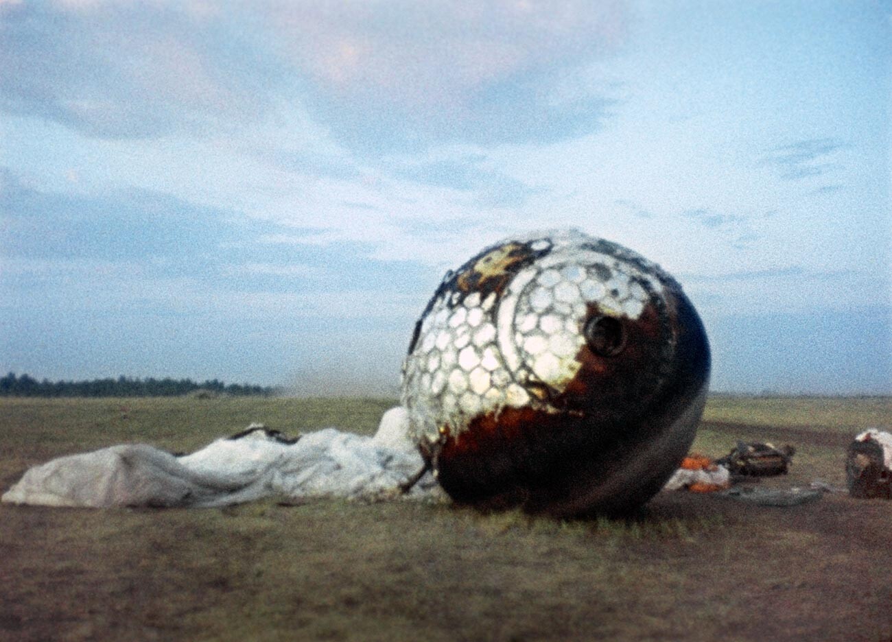 Capsule d'atterrissage de Gagarine ayant rejoint la Terre, dans la région de Saratov