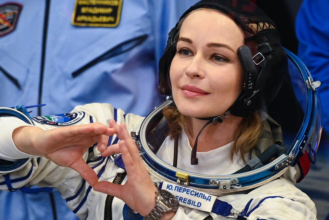 Члан главне екипе 66. експедиције на Међународну космичку станицу, глумица Јулија Пересиљд, облачи скафандер пред полетање космичког брода „Сојуз МС-19“ на космодрому Бајконур. Поред глумице на МКС је летео и редитељ Клим Шипенко ради снимања играног филма „Изазов“.