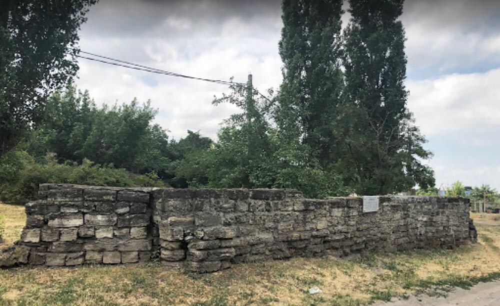 Les vestiges d'une ancienne porte génoise à Azov