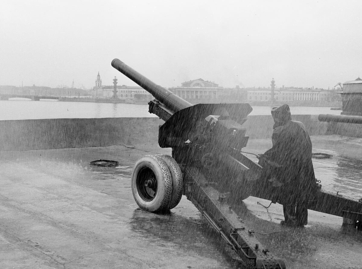 Артиллерист в 12 часов производит орудийный выстрел из пушки на бастионе Петропавловской крепости, 1970