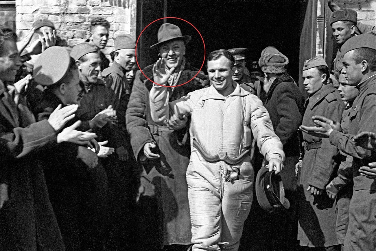 Юрий Гагарин после приземления спускаемого аппарата космического корабля 