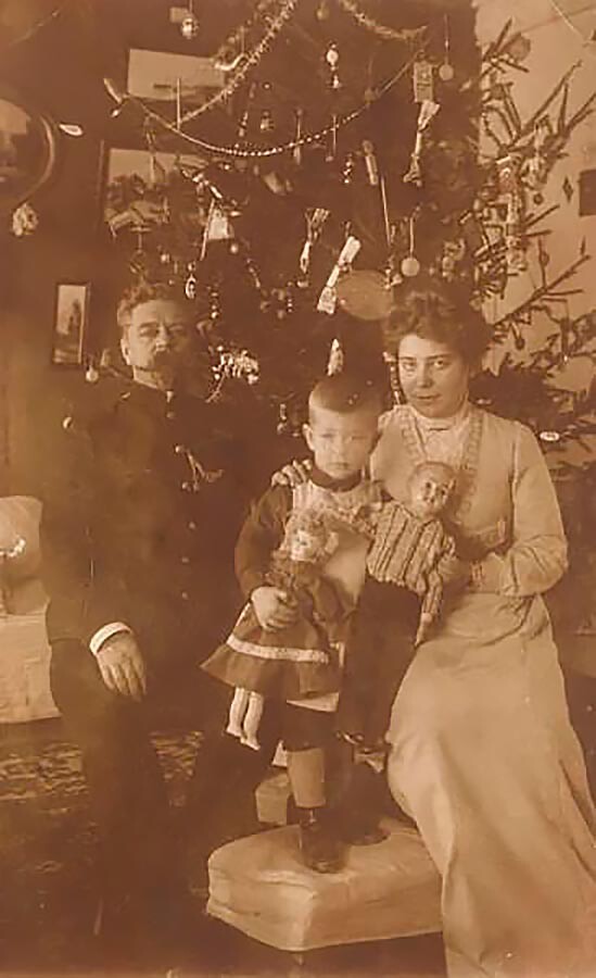 Са божићном јелком 1911.
