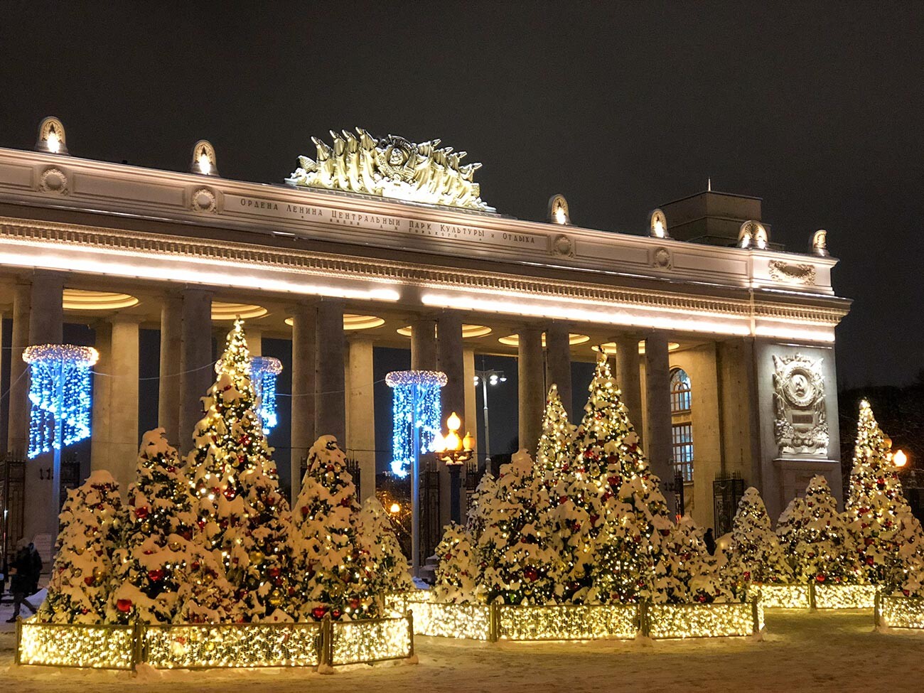 Новогодишни елхи и светлинни инсталации в центъра на Москва
