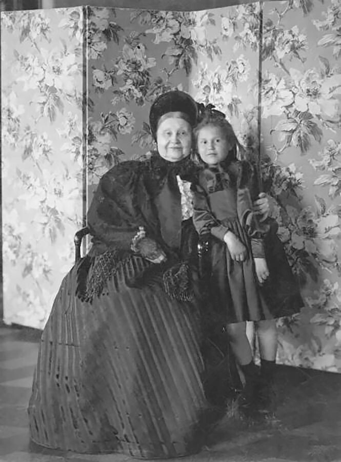 Maria Fjodorowna mit ihrer Enkelin.