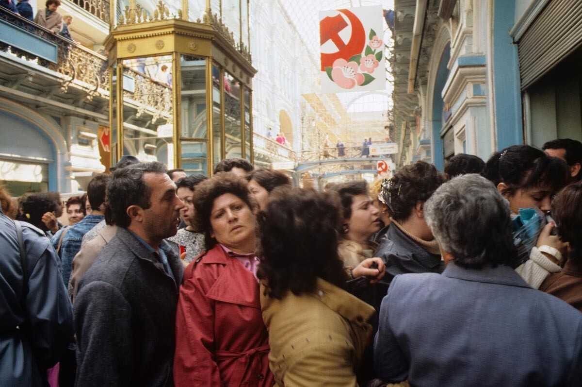 モスクワのグム百貨店でできた行列、1989年