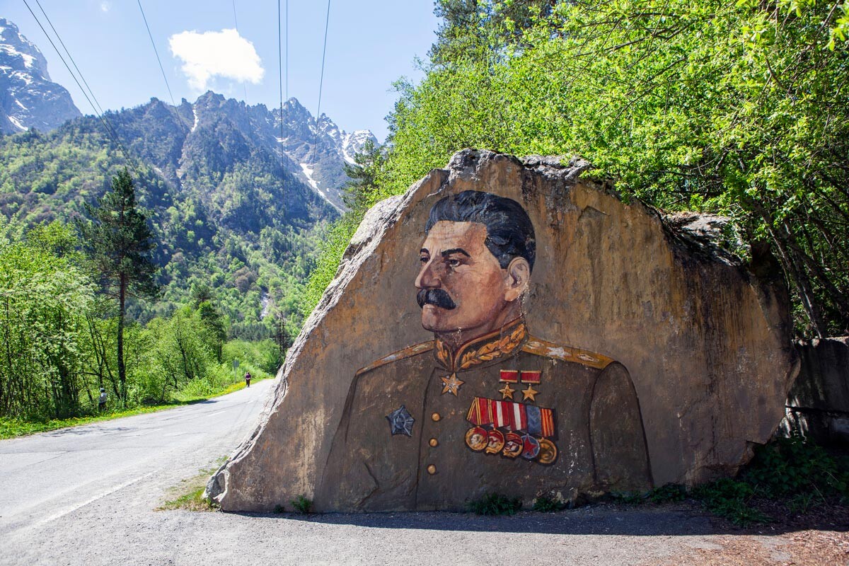 Памятник Сталину в Цейском ущелье.