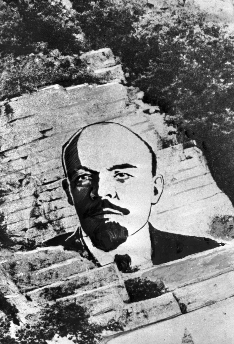 Портрет В. И. Ленина, нарисованный художником Н. Шуклиным в 1925 году на скале горы Машук у города Пятигорска. 