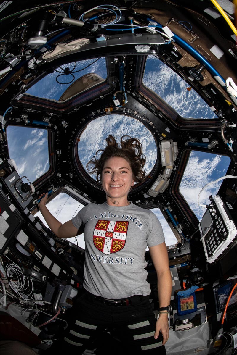 Kayla Barron, ingénieure de vol et astronaute de la NASA, est photographiée à l'intérieur de la coupole à sept fenêtres de la Station spatiale internationale, alors que le complexe orbital volait au-dessus de l'océan Pacifique.
