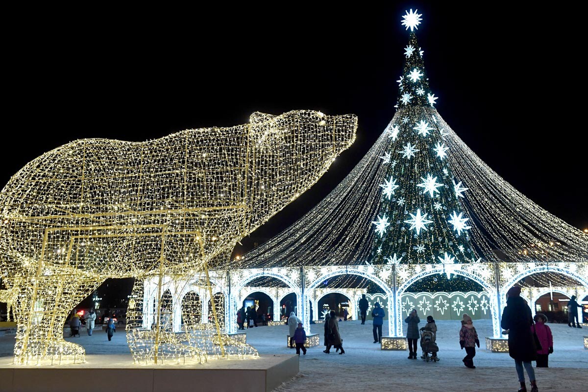 La place principale de Mourmansk, dans l’Arctique russe, est occupée par d'énormes installations en forme d'animaux polaires: ours et rennes! Les gens peuvent visiter le marché festif afin d’acheter cadeaux et produits locaux.