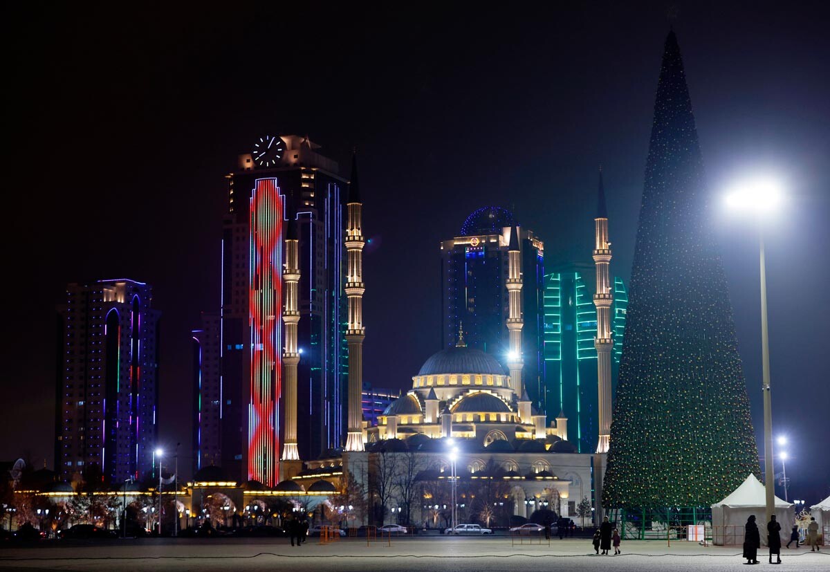 Le sapin du Nouvel An et les lumières festives sont apparus dans la capitale tchétchène, Grozny, qui connaît également l'un des hivers les plus chauds de Russie.