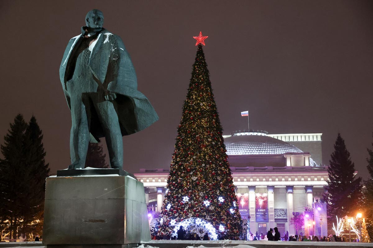 Le sapin du Nouvel An et la patinoire sur la place Lénine, à Novossibirsk, principale cité de Sibérie. Cette année, il n'y aura ici pas d'événements nocturnes de masse, mais la patinoire sera ouverte jusqu'à 22 heures le 31 décembre. Cependant, les locaux peuvent toujours profiter des illuminations!
