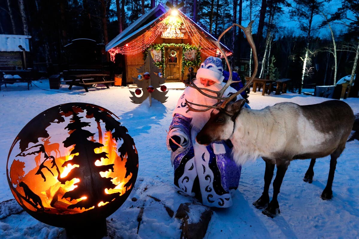 Ho-ho-ho! Il semble que nous ayons trouvé le Père Noël russe. Le Père Gel, comme on l'appelle en Russie, a été aperçu à Krasnoïarsk, en Sibérie, avec son renne et quelques cadeaux.