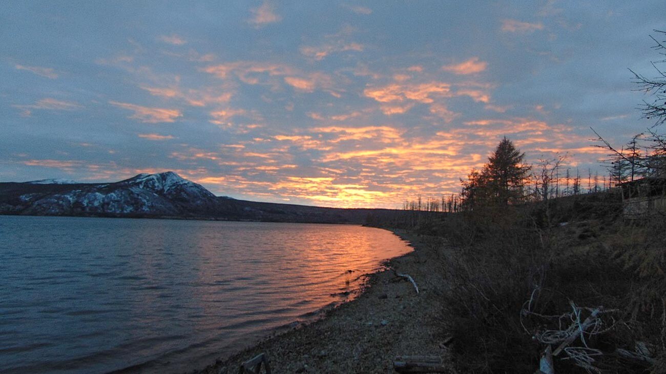 Jezero Labinkir (Jakutija, Ojmjakonski ulus), julij, sončni zahod, pogled z južne obale, smer fotografiranja - severovzhod