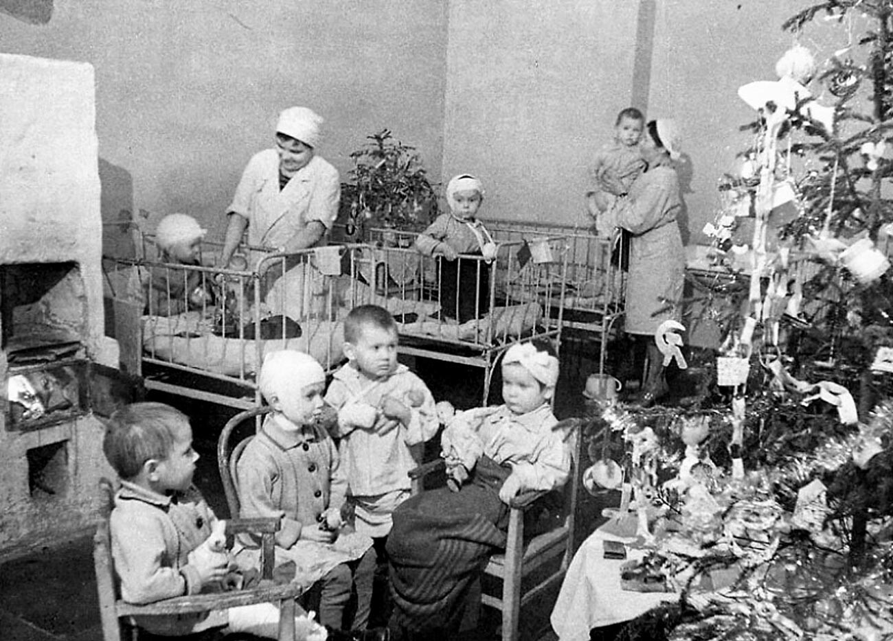 Enfermaria de hospital infantil com árvore de Natal na Leningrado sitiada, inverno de 1941-1942. 