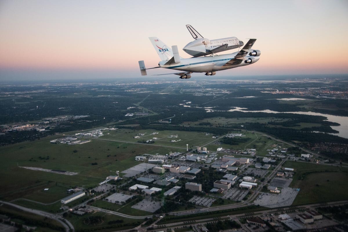Pesawat ruang angkasa Endeavour terbang di atas Pusat Antariksa Johnson.