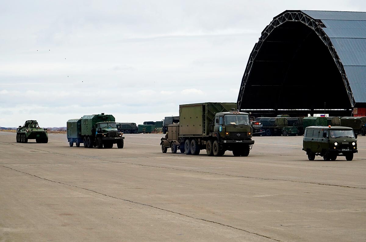 Proses pemuatan kendaraan lapis baja dan tentara brigade penjaga perdamaian ke-15 di lapangan terbang di Ulyanovsk-Vostochny untuk dikirim ke Armenia.
