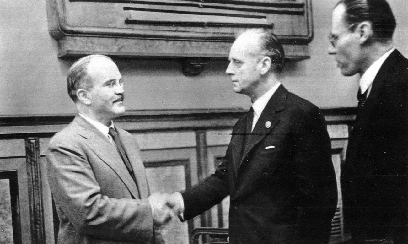 Заключение договора о ненападении между Германией и Советским Союзом 23 августа 1939 года.