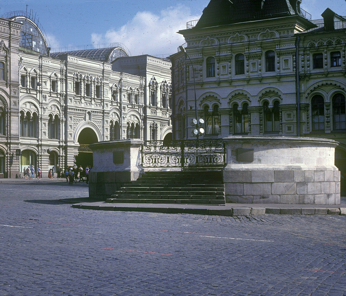 Plaza Roja. Lobnoye Mesto, vista suroeste. Fondo: Filas comerciales superiores (GUM), Filas comerciales medias (derecha). 20 de julio de 1985.