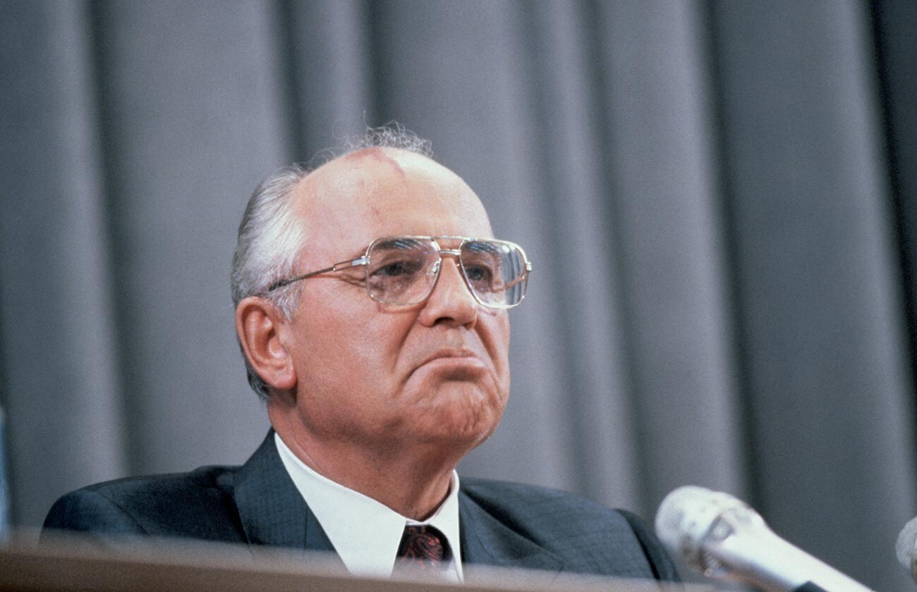 Predsjednik Gorbačov prisustvuje konferenciji za tisak koja je održana odmah nakon neuspjelog pokušaja državnog udara. Gorbačov je bio u kućnom pritvoru za vrijeme pokušaja državnog udara. 