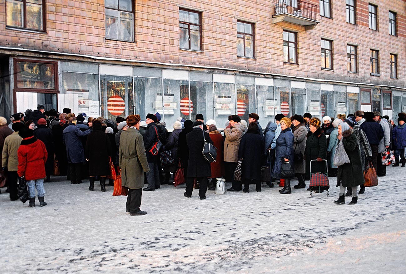 Red ispred moskovske prodavaonice prehrambenih proizvoda 1991. godine u vrijeme ekonomskih teškoća u zemlji. 