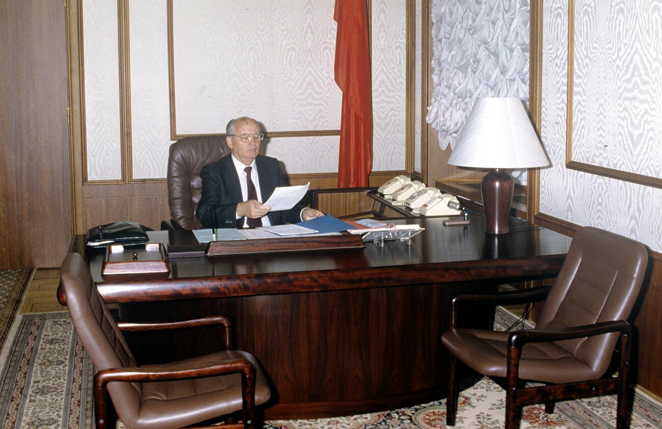 Михаил Горбачёв в рабочем кабинете.