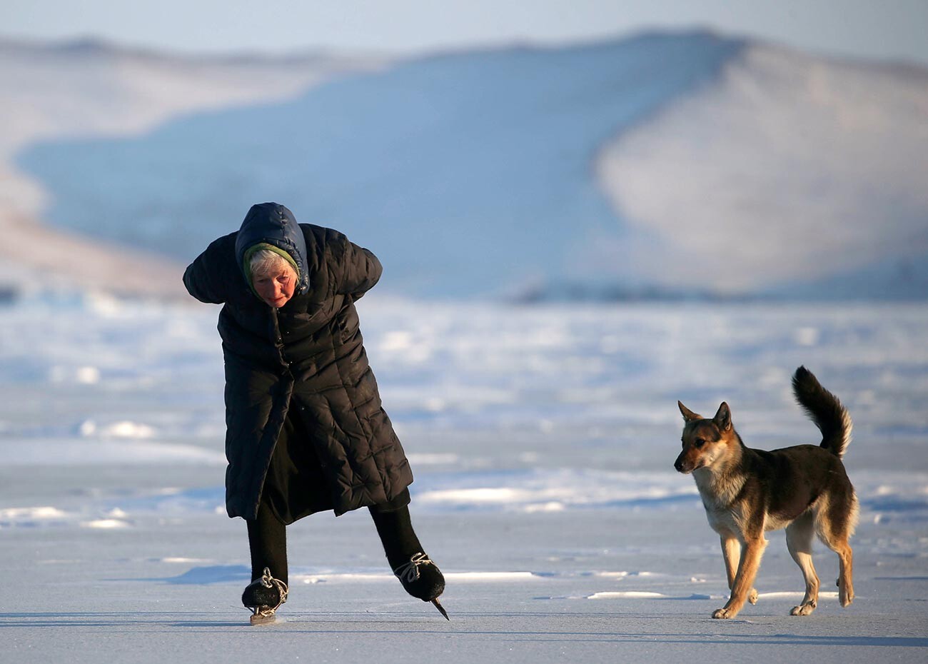 Lioubov Morekhodova, 76 ans, adore patiner sur la glace.