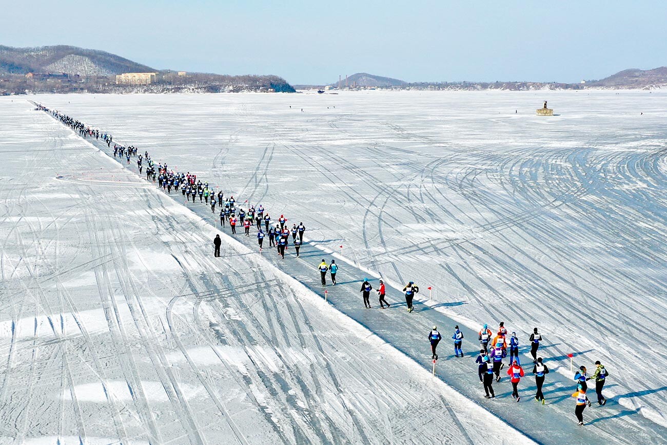 Des participants au semi-marathon sur glace Honor Vladivostok Ice Run près de l'île Rousski