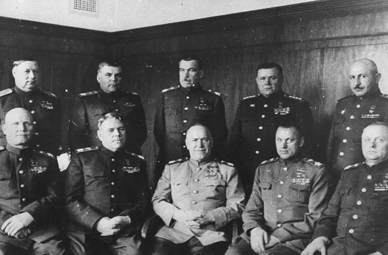 Leonid Govorov (centro, arriba) entre los mandos militares soviéticos.