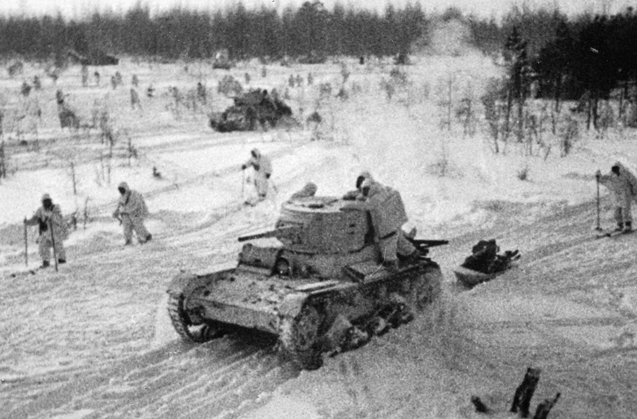 Großer Vaterländischer Krieg 1941-1945 Offensive Operation in Demjansk. Sowjetische Panzer und Infanterie der Nordwestfront in der Offensive.