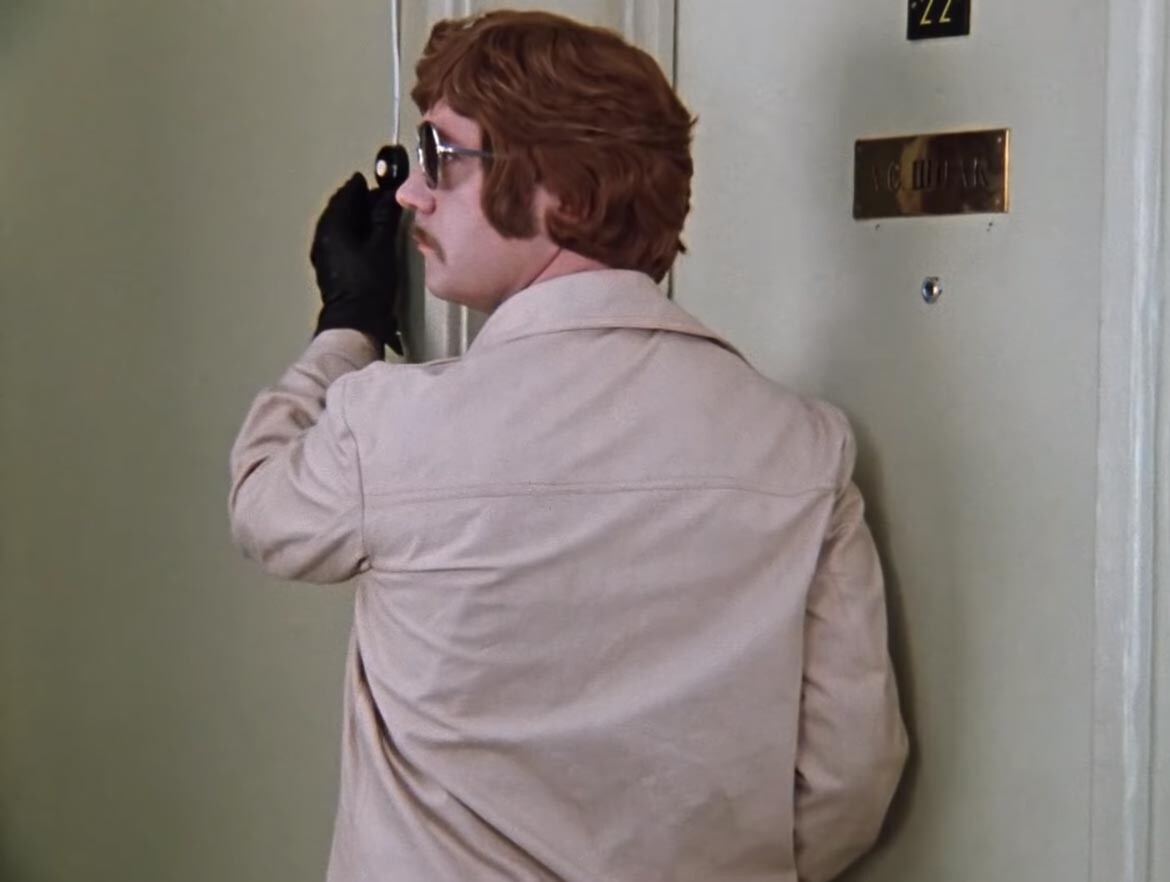 Leonid Kuravlev playing a burglar in a Soviet film.